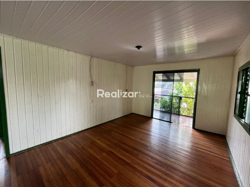 Casa para alugar com 2 dormitórios, 1 banheiro e 1 vaga de garagem no bairro Efapi