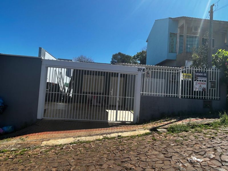 Casa à venda com 2 dormitórios, 2 banheiros e 2 vagas de garagens no bairro Paraíso